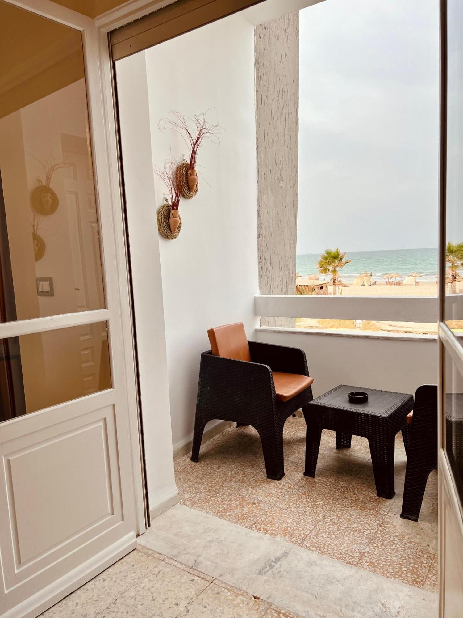 Appartement Vue De Mer Pied Dans L'Eau Gabes ภายนอก รูปภาพ