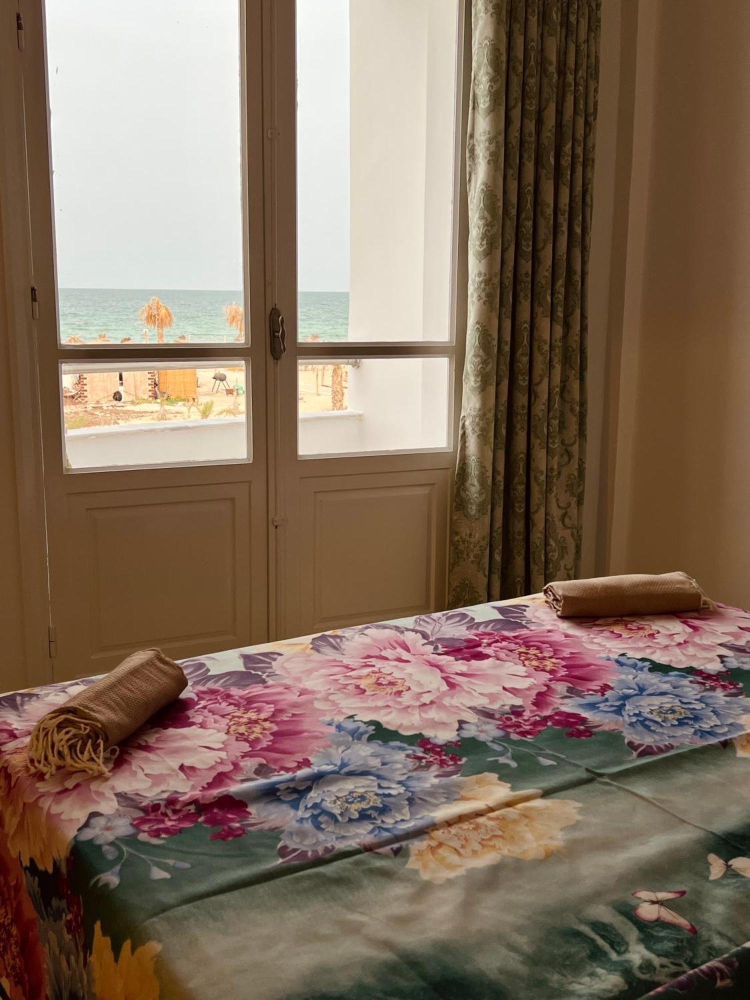 Appartement Vue De Mer Pied Dans L'Eau Gabes ภายนอก รูปภาพ